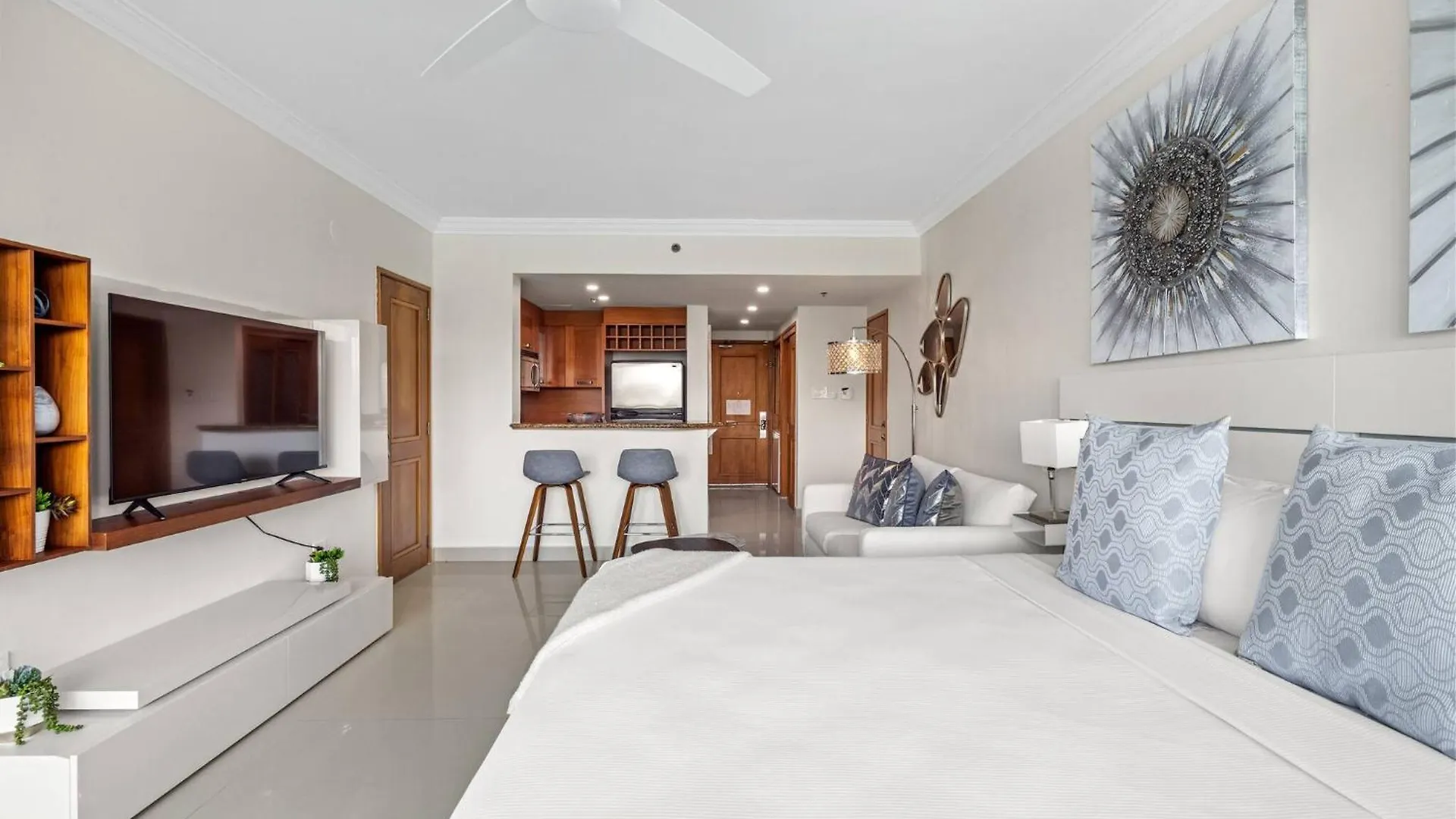 Sunrise View Studio | Balcony & Pool Access San Juan